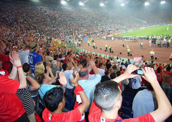 Man United fans fb7 Footballs Most Passionate Fans: UK Top 10