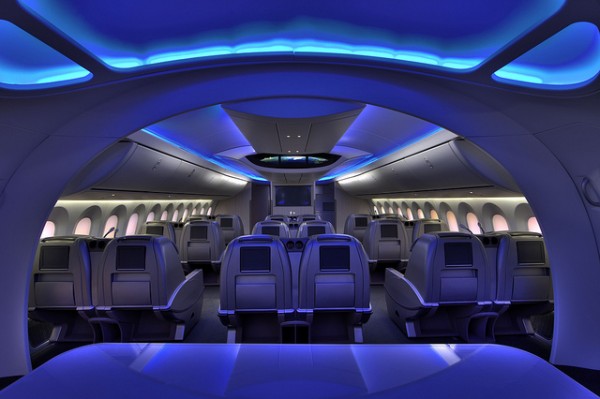 Qatar Airways Dreamliner Lands in London